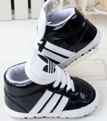 Adidas Baby Sneakers Black. Heart Flap