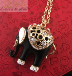 Fashion Loving Rhinestone Elephant Nacklace