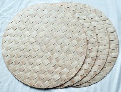 En: Set Of 4 Ecru Light Round 14" Placemats. German Designed And Made. Bpa-free Woven Plastic. Dishwasher Child And Pet Safe.